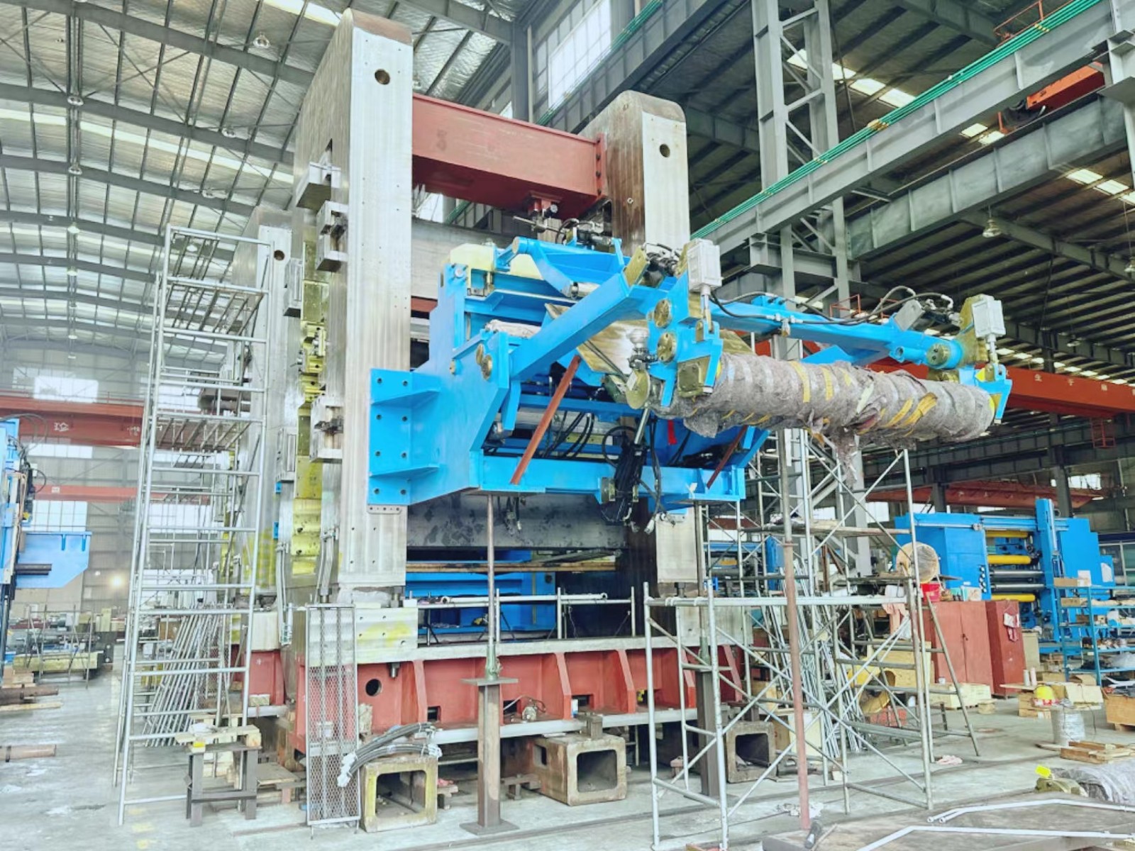 內(nèi)蒙古聯(lián)晟新能源材料有限公司2300mm鋁板兩機(jī)架冷精軋機(jī)訂單的裝配測(cè)試現(xiàn)場(chǎng)